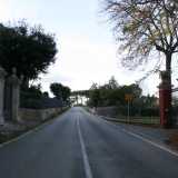 Dopo cinque chilometri di cammino, pochi metri dopo aver superato il cartello che d� il benvenuto in contrada Cozzana, ci imbattiamo sul ciglio della strada nelle prime due ville, una di fronte all�altra